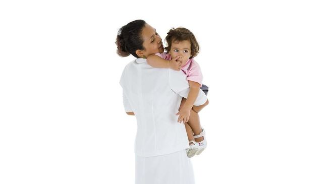 Ada beberapa pertimbangan ketika memilih pengasuh untuk anak alias nanny. Berikut tipsnya. 