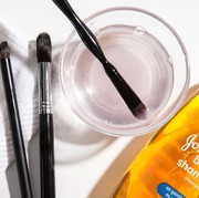Mulai dari Brush Hingga Sisir, Panduan untuk Membersihkan Beauty Tools Lengkap Ada Di Sini!