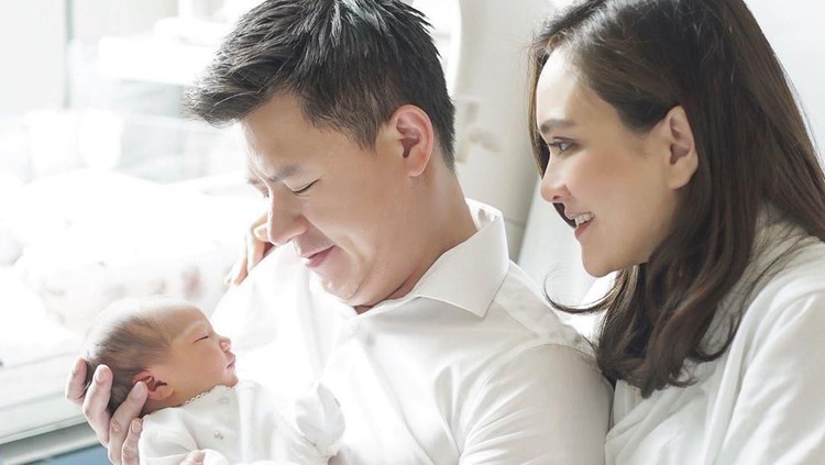 Setelah tujuh tahun menanti, artis Shandy Aulia dan sang suami, David Herbowo akhirnya menyambut anak pertamanya. Intip foto pertama bayinya di sini, Bunda.