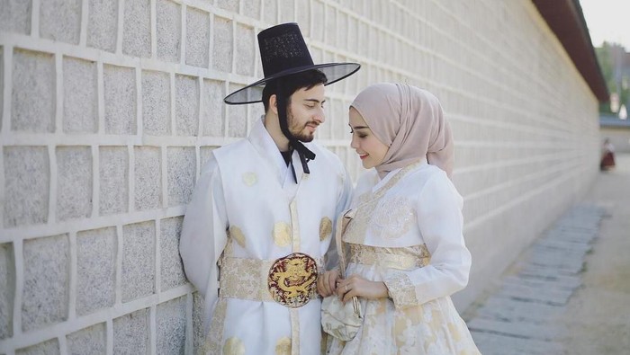 Yuk, Tampil Dengan Style Foto Prewedding Hijab yang Nggak Pasaran! Intip di Sini!