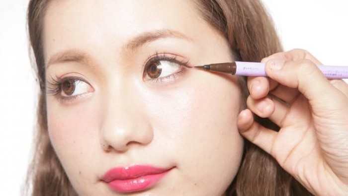 Produk Terbaru Berikut Mampu Ciptakan Cat Eye Dramatis Hanya dengan Satu Langkah