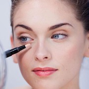 Ladies nanya dong, yang benar pakai foundation dulu baru concealer.. Atau concealer dulu baru foundation?