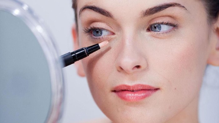 Ladies nanya dong, yang benar pakai foundation dulu baru concealer.. Atau concealer dulu baru foundation?