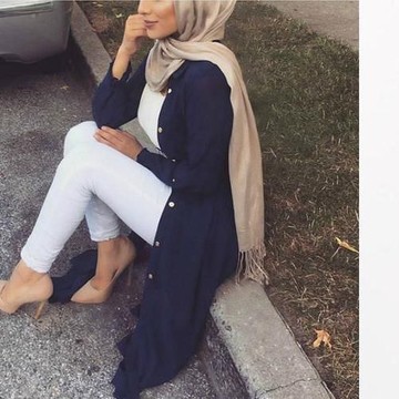 Enggak Harus Pakai Kain, Ini Style Hijab Kondangan dengan Celana Jeans!