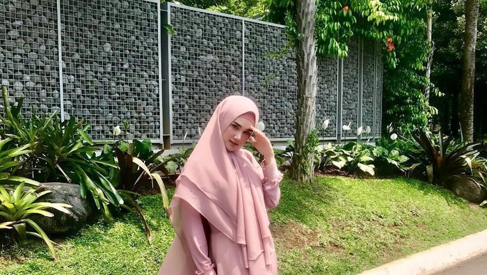 5 Gaya Hijab Syar'i Mulan Jameela, Makin Anggun Sejak Hijrah!