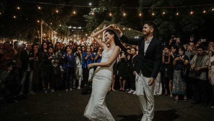 Cari Inspirasi Gaun Pengantin Putih Ala Seleb untuk Pernikahanmu Nanti, Yuk!