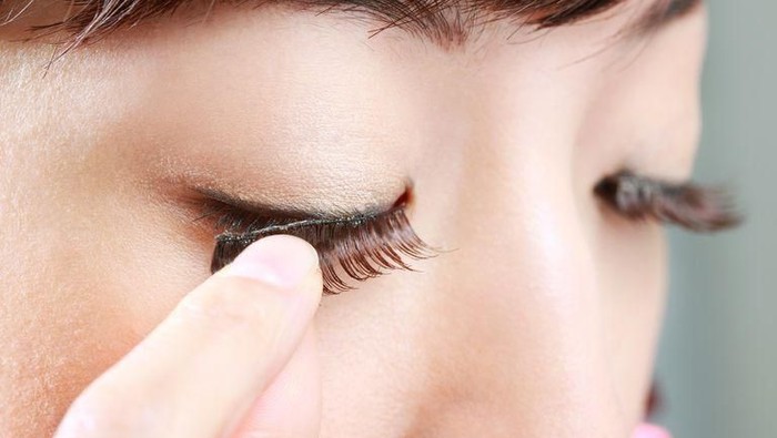 Perhatikan Tahapan Cara Memakai Bulu Mata Palsu Berikut Ini Agar Hasil Riasanmu Sempurna!