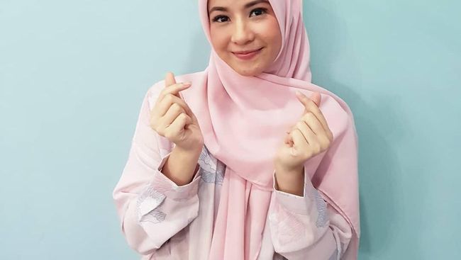 Ragam Hijab Warna  Peach yang  Bikin  Wajah  Terlihat Lebih 