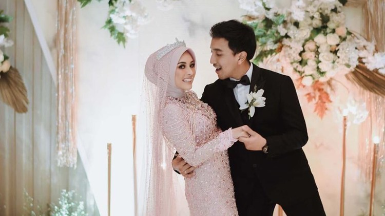 Bianca, pengantin viral yang dance BTS di resepsi pernikahannya ternyata tidak pernah dilarang suami ketika suka boyband Korea. Simak ceritanya di sini, Bun.