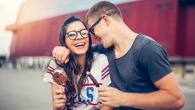 7 Tanda Anda dan Dia Punya Ketertarikan Seksual Satu Sama Lain