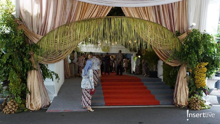 Beberapa momen proses siraman anak ketiga Tutut Soeharto, Danny Rukmana yang akan segera menikahi Raiyah Chitra, yang berprofesi sebagai pramugari.