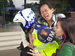 Momen Polantas Gendong Pria Kena Serangan Jantung