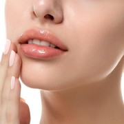 Tak Hanya Mempercantik, 5 Merek Lipstik untuk Bibir Kering Ini Bisa Bantu Melembabkan Juga Lho!