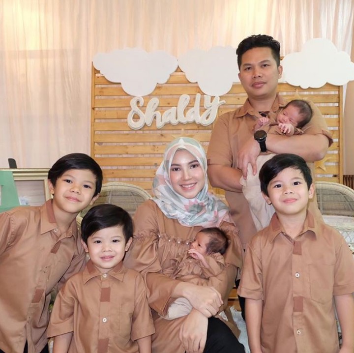 <p>Buat Lebaran nanti, bagaimana kalau Bunda melihat inspirasi dari OOTD hijab a la Ratna Galih. Ibu lima anak ini tampak kompak dengan busana yang dipesan khusus agar mempunyai warna serupa bersama si kecil dan suaminya. Cocok untuk gaya OOTD hijab untuk Lebaran, Bun. ( Foto: Instagram @ratnagalih)</p>