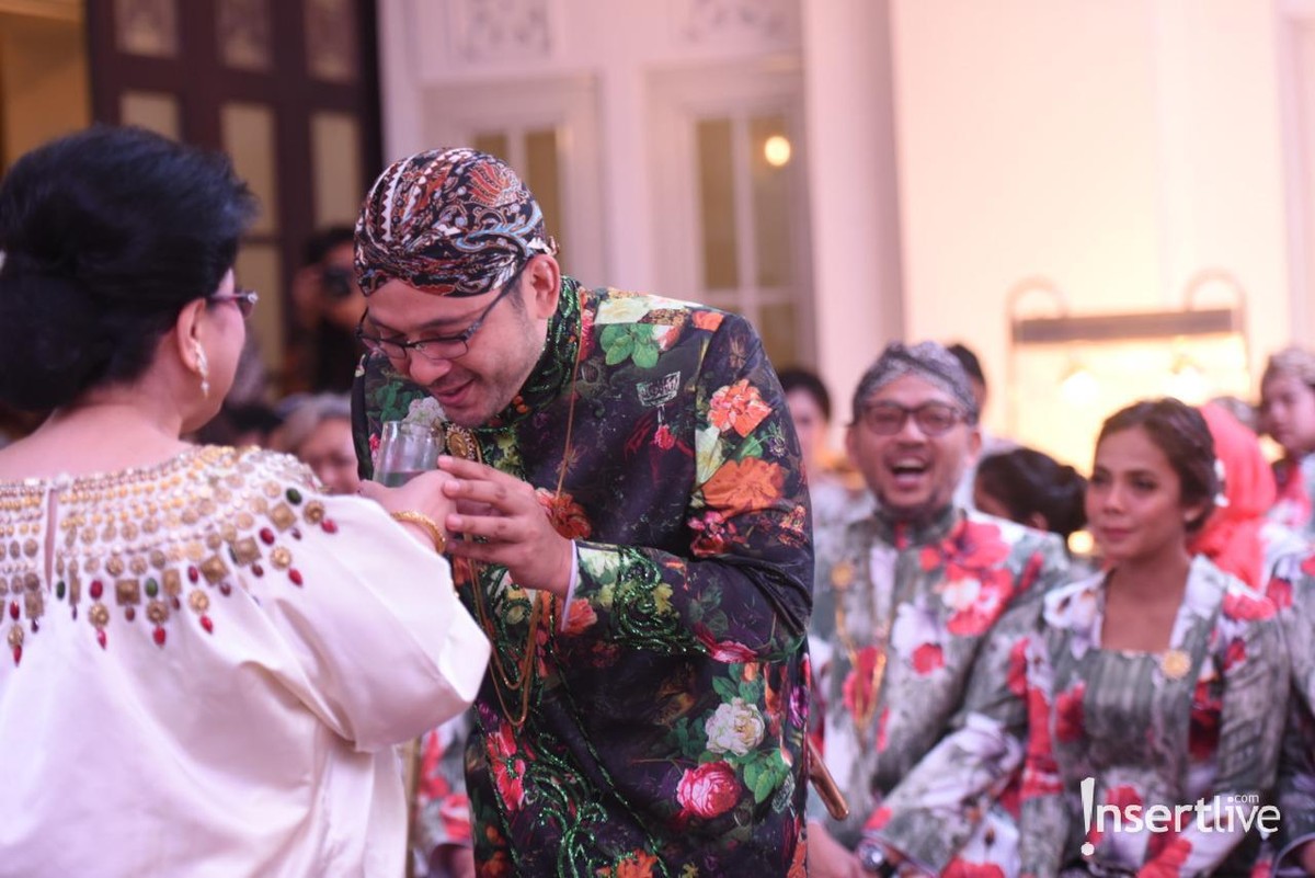 Putra ketiga Tutut Soeharto&comma; Danny Rukmana baru saja mejalani prosesi adat bugis Makassar&comma; Mappacci dengan Raiyah Chitra Caesaria&period;