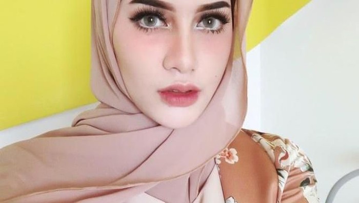 Dari Alis Hingga Blush On, Begini Cara Merias Wajah yang Cocok untuk Para Hijabers Kekinian