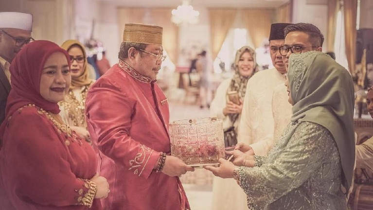 7 Potret Prosesi Siraman Calon Istri Cucu Soeharto di Jumat Kliwon Beberapa momen prosesi siraman pramugari cantik Raiya Chitra Caesaria jelang pernikahannya dengan Danny Rukmana digelar di Jumat Kliwon, (14/2).