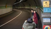 FOTO: Lokasi Syuting Film Parasite Diserbu Penggemar Sejak menang Oscar, turis lokal dan mancanegara berbondong-bondong datang ke lokasi syuting film Parasite.