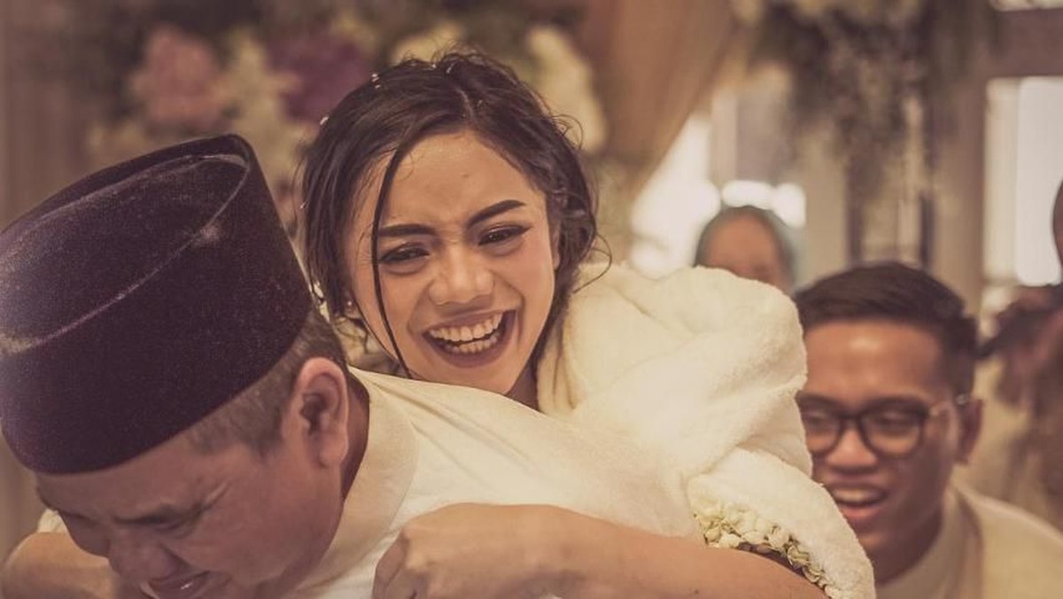 Beberapa momen prosesi siraman pramugari cantik Raiya Chitra Caesaria jelang pernikahannya dengan Danny Rukmana digelar di Jumat Kliwon&comma; &lpar;14&sol;2&rpar;&period; 