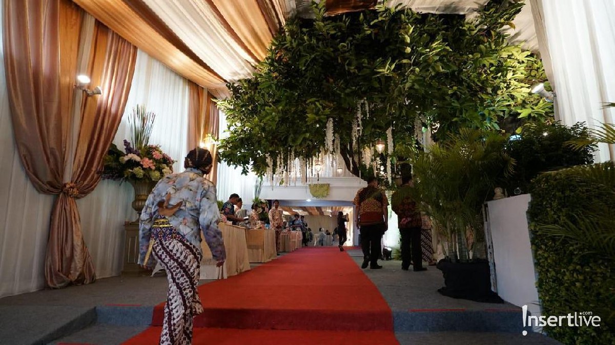 Beberapa momen proses siraman anak ketiga Tutut Soeharto&comma; Danny Rukmana yang akan segera menikahi Raiyah Chitra&comma; yang berprofesi sebagai pramugari&period;