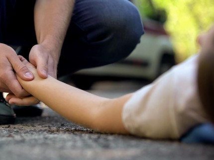 Tak Sengaja Lihat Kecelakaan, Pria Ini Histeris Saat Tahu Korban Istrinya