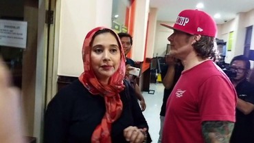 Cerita Ayu Azhari Pertama Kali Bertemu Suami Rocker Dunia