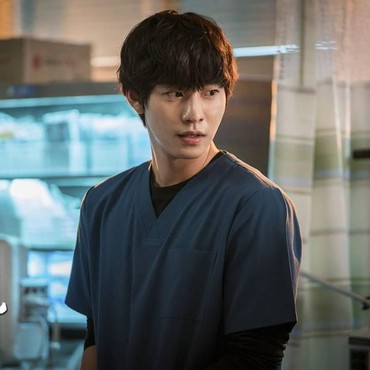 Perut Rata & Kekar Dokter Tampan di Drama Dr.Romantic 2 Bikin Salah Fokus