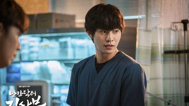 img-title Perut Rata & Kekar Dokter Tampan di Drama Dr.Romantic 2 Bikin Salah Fokus