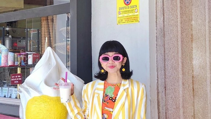 Tak Hanya Unik, 5 Gaya Perpaduan Warna Kuning Ala Diana Rikasari Membuatmu Stay Young!