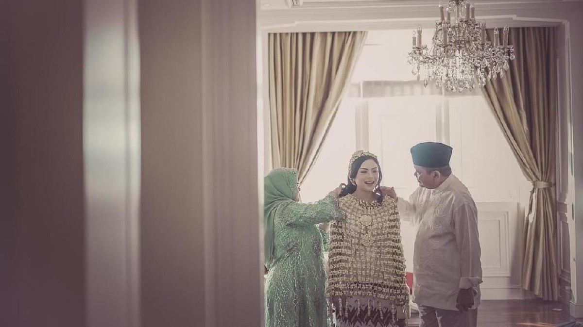 Beberapa momen prosesi siraman pramugari cantik Raiya Chitra Caesaria jelang pernikahannya dengan Danny Rukmana digelar di Jumat Kliwon&comma; &lpar;14&sol;2&rpar;&period; 