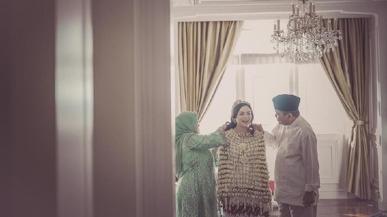 Beberapa momen prosesi siraman pramugari cantik Raiya Chitra Caesaria jelang pernikahannya dengan Danny Rukmana digelar di Jumat Kliwon, (14/2). 