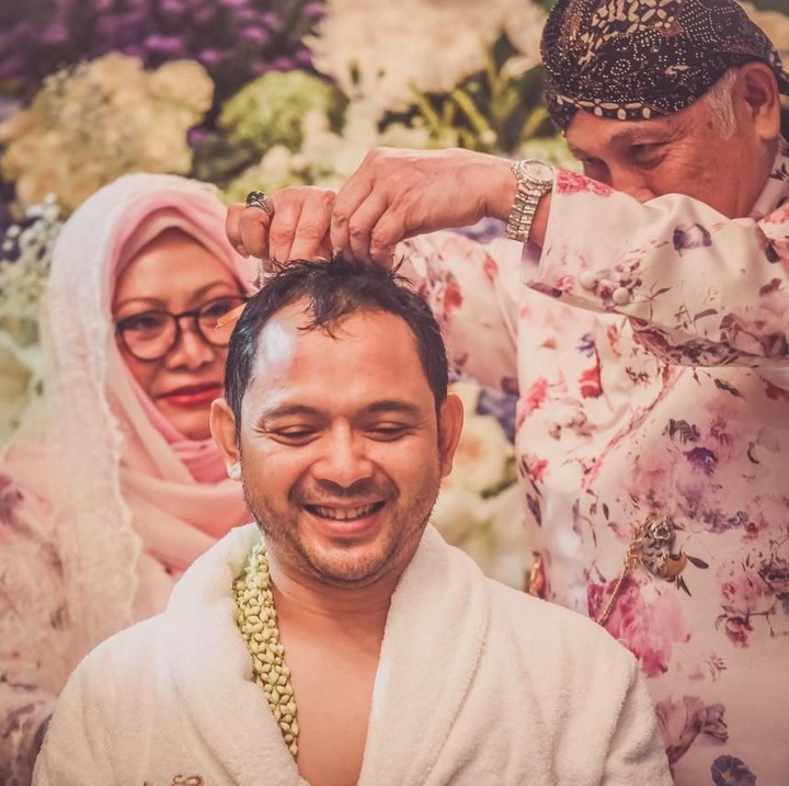 <p>Rona bahagia terlihat di wajah Danny saat siraman. (Foto: Istimewa)</p>
