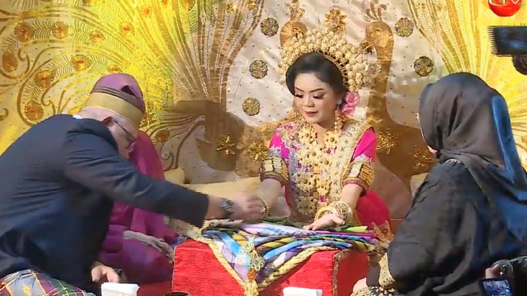 Menjelang pernikahannya Sabtu (15/2/202), cucu Soeharti danny Rukmana dan caon istrinya Raiyah menggelar Mappacci, tradisi asal Bugis Makassar.
