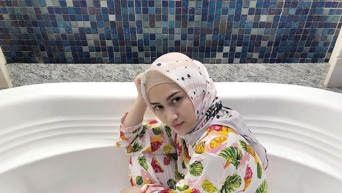 Bikin Pangling! Ini Inspirasi Model Hijab Melody Eks JKT48 yang Simpel Tapi Manis