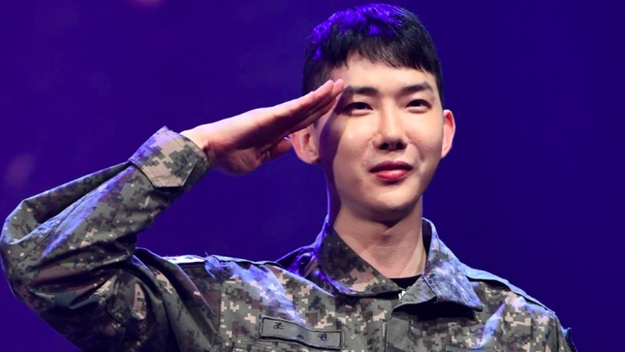 Jo Kwon Para idol ini akan segera menyelesaikan wajib militernya di tahun 2020. Para fans siap menyambut mereka kembali.