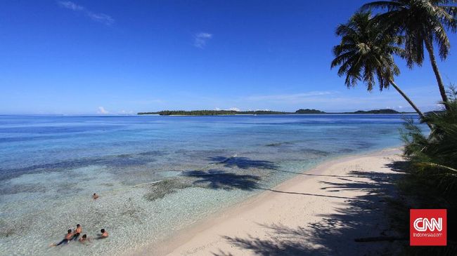 Turis mancanegara ke Indonesia, turis Indonesia ke luar negeri. Anekdot ini bakal sering terdengar di Kepulauan Mentawai.