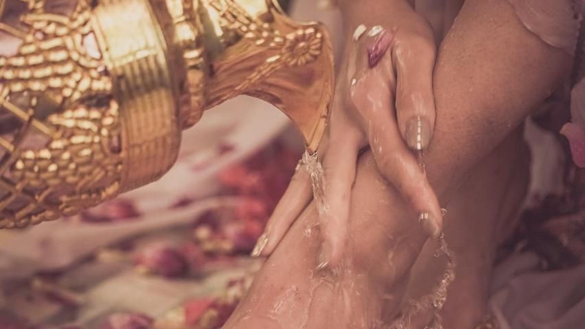 Beberapa momen prosesi siraman pramugari cantik Raiya Chitra Caesaria jelang pernikahannya dengan Danny Rukmana digelar di Jumat Kliwon&comma; &lpar;14&sol;2&rpar;&period; 