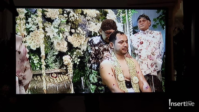 Beberapa momen proses siraman anak ketiga Tutut Soeharto, Danny Rukmana yang akan segera menikahi Raiyah Chitra, yang berprofesi sebagai pramugari.