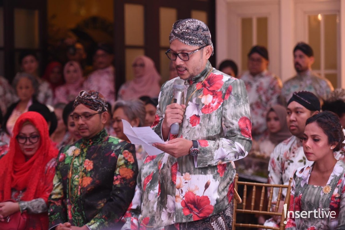 Putra ketiga Tutut Soeharto&comma; Danny Rukmana baru saja mejalani prosesi adat bugis Makassar&comma; Mappacci dengan Raiyah Chitra Caesaria&period;