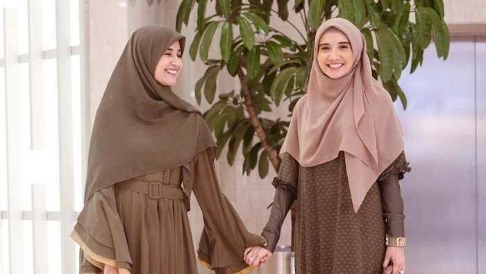Adu Gaya Hijabers Cantik Zaskia Sungkar VS Shireen Sungkar, Siapa yang Kamu Suka?