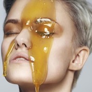 Hati-hati, Jangan Pakai Masker Madu Setiap Hari untuk Wajah!