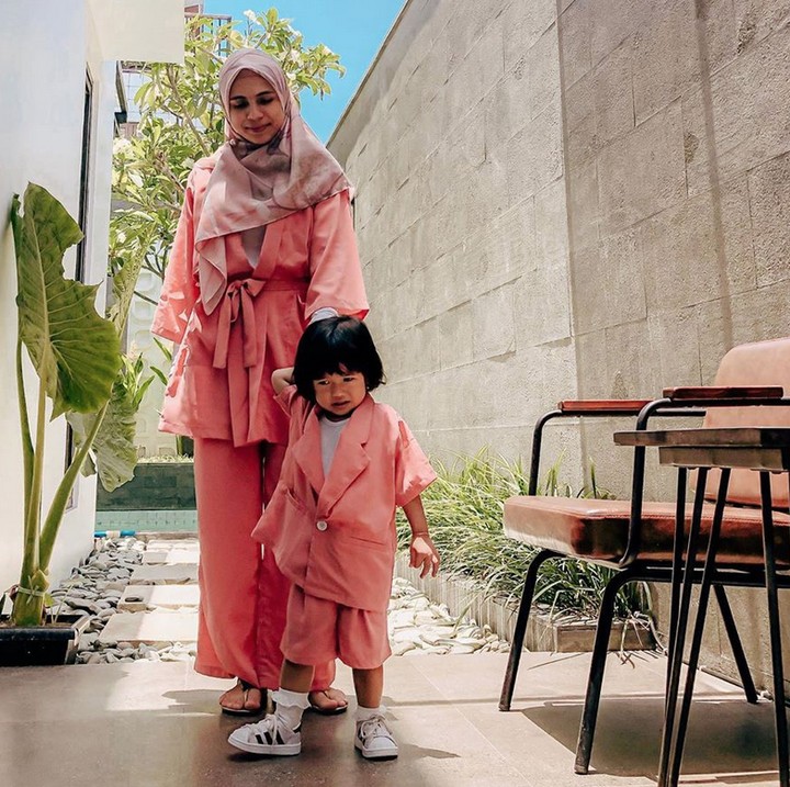<p>Salah satu inspirasi OOTD hijab kembar dengan anak bisa tiru gaya Nycta Gina dan putrinya, Uti. Meski sang anak tidak memakai hijab namun tetap bisa kompak dengan pilihan gaya busana dan warna serupa, Bun.  (Foto: Instagram @missnyctaghina)  </p>
