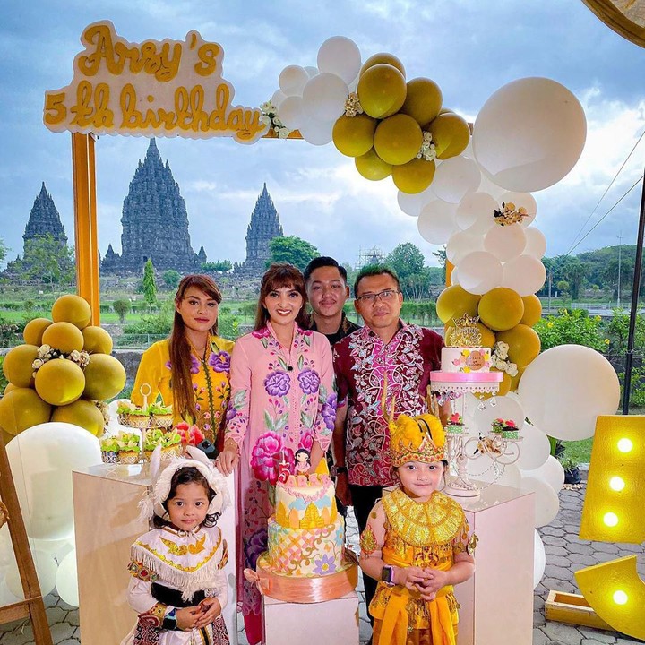<div>Arsy seringkali menjadi anggota keluarga yang paling mencuri perhatian. Salah satunya, saat merayakan ulang tahunnya yang kelima akhir tahun lalu di Yogyakarta. Anak ketiga dalam keluarga Anang ini mengenakan kostum ala penari Jawa. (Foto: Instagram @ashanty_ash)</div><div> </div>