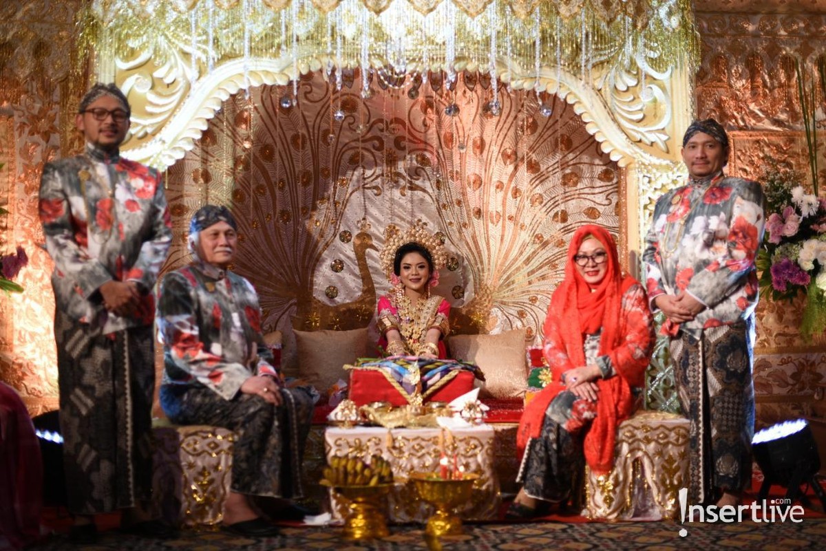 Putra ketiga Tutut Soeharto&comma; Danny Rukmana baru saja mejalani prosesi adat bugis Makassar&comma; Mappacci dengan Raiyah Chitra Caesaria&period;