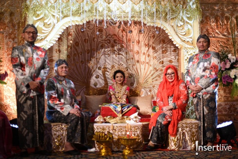 Putra ketiga Tutut Soeharto, Danny Rukmana baru saja mejalani prosesi adat bugis Makassar, Mappacci dengan Raiyah Chitra Caesaria.