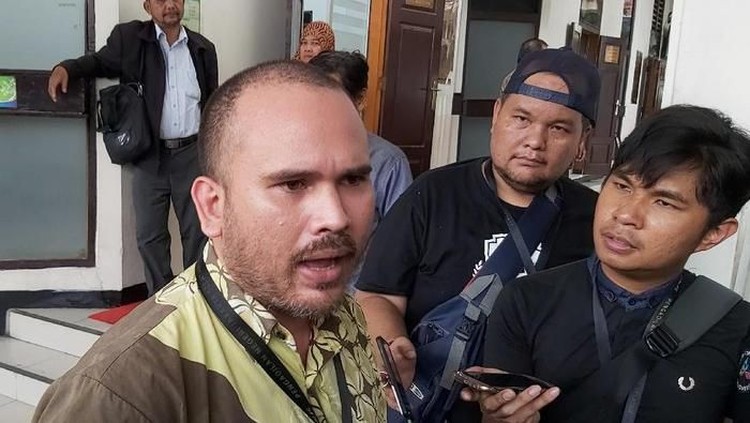 Anak Karen Idol dikabarkan tewas jatuh dari lantai 6 apartemen. Lama tak terungkap kronologinya, hingga ayah bocah itu, Arya Claproth kini buka suara.