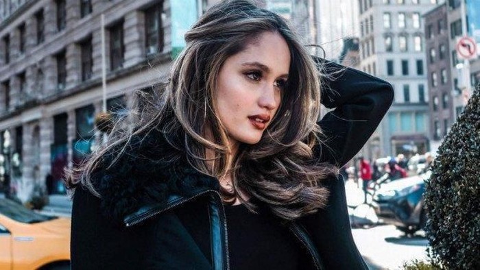 Enggak Melulu Seksi, Ini Bukti Gaya Cinta Laura dengan Style Tertutup