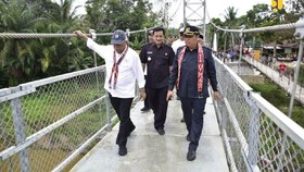 PUPR Resmikan Jembatan Gantung Sungai Ensilat di Kapuas Hulu