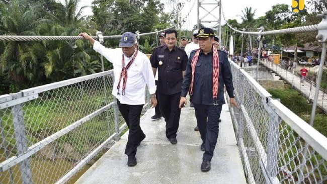Jembatan gantung wilayah di Kalimantan Barat itu dibangun untuk menghubungkan desa terpencil, yakni Nanga Dangkan dan Lebak Napas.