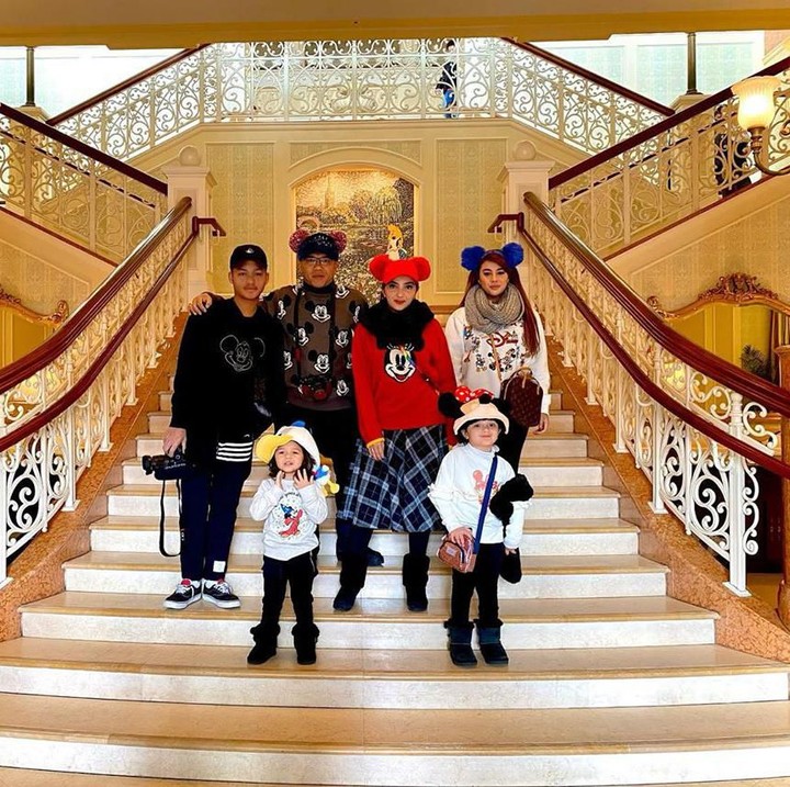 Mengunjungi Disney Land, keluarga mereka enggak lupa untuk berfoto. Topi dan bando lucu, membuat gaya keluarga mereka terlihat unik ya, Bun. (Foto: Instagram @ashanty_ash)